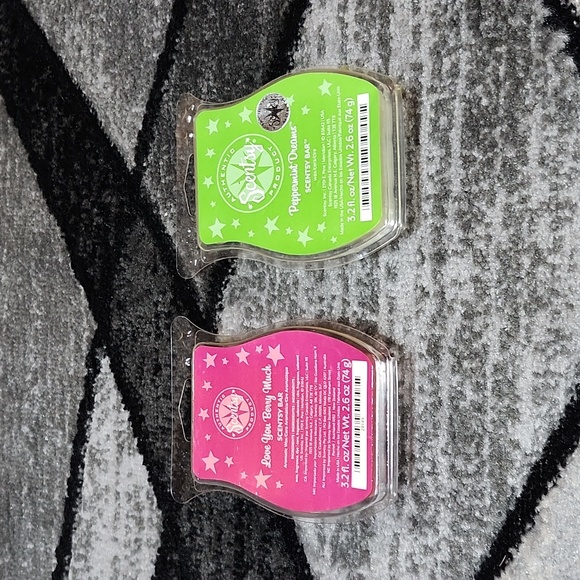 SCENTSY SCENT OF-THE MONTH LOVE YOU BERRY MUCH & PEPPERMINT DREAMS WAX BARS - Picture 1 of 7